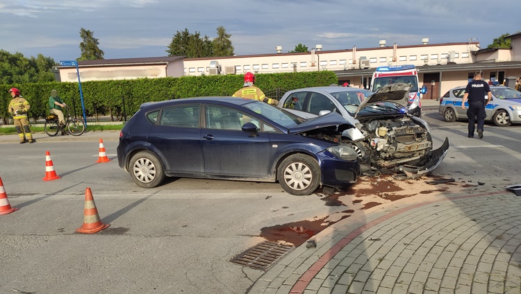 Czołówka na skrzyżowaniu Piłsudskiego i Sportowej [FOTO, VIDEO] - Zdjęcie główne