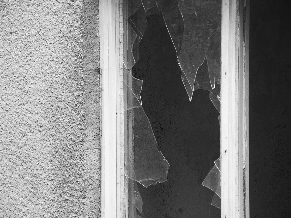 Siekierą rozbił szybę w drzwiach domu w Nowej Wsi. Jak swoje zachowanie wytłumaczył kolbuszowskiej policji? - Zdjęcie główne