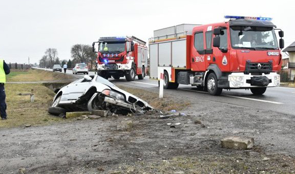 Z PODKARPACIA. BMW wbiło się w przepust. Są ranni [FOTO] - Zdjęcie główne