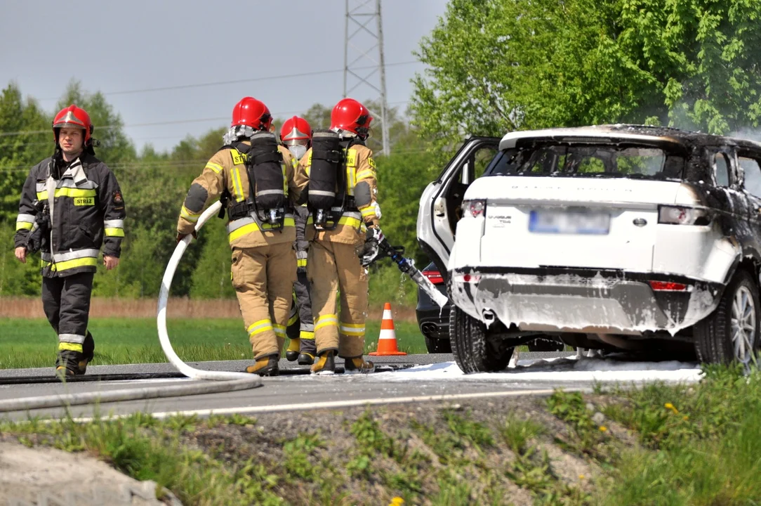 Pożar samochodu na drodze krajowej nr 9 w Kupnie [ZDJĘCIA] - Zdjęcie główne