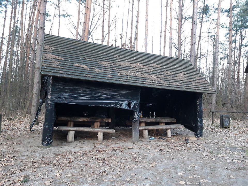 Śmieci, butelki i wiata zawinięta folią. - Trochę kultury nie zaszkodzi - piszą pracownicy [FOTO] - Zdjęcie główne