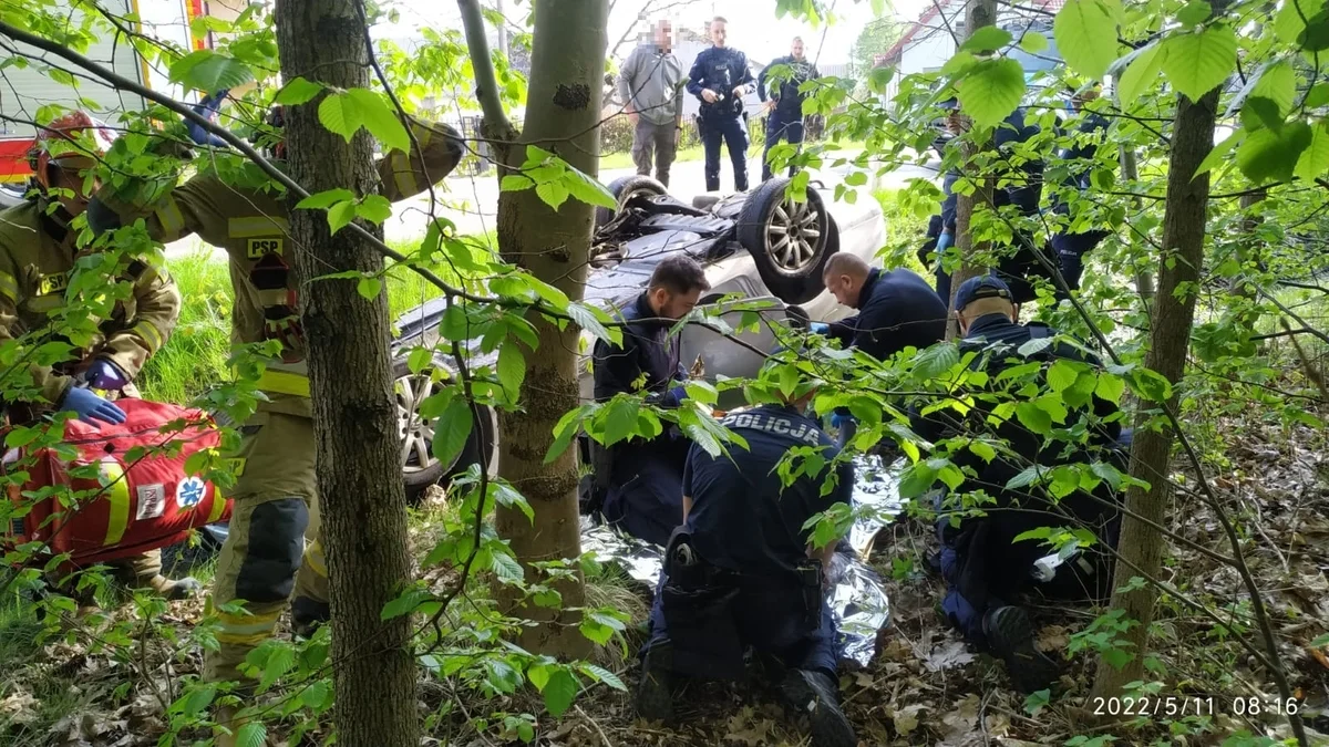 Dachowanie samochodu na ulicy Mieleckiej w Kolbuszowej Dolnej. 