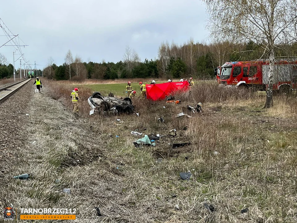 Tragedia na przejeździe kolejowym w Jadachach. Nie żyją dwie osoby [ZDJĘCIA] - Zdjęcie główne