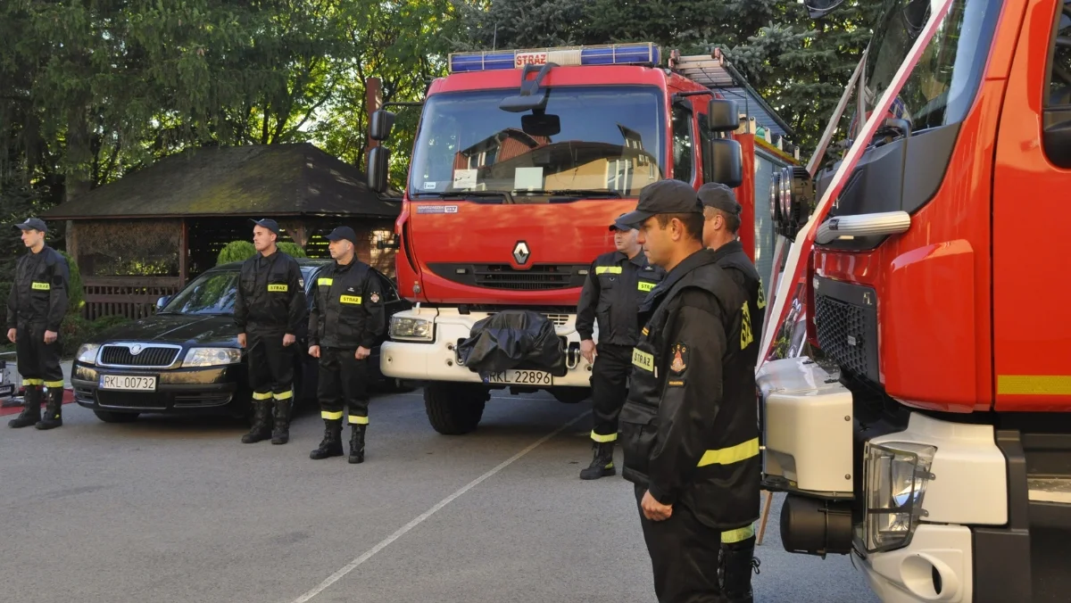 Strażacy PSP Kolbuszowa poświęcili swój nowy wóz oraz przekazali samochody i sprzęt dla OSP Niwiska, Staniszewskie i Huta Komorowska [ZDJĘCIA] - Zdjęcie główne