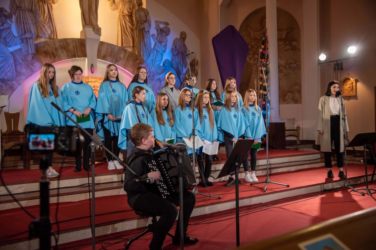 Koncert pasyjny w Zarębkach. Schola parafialna.