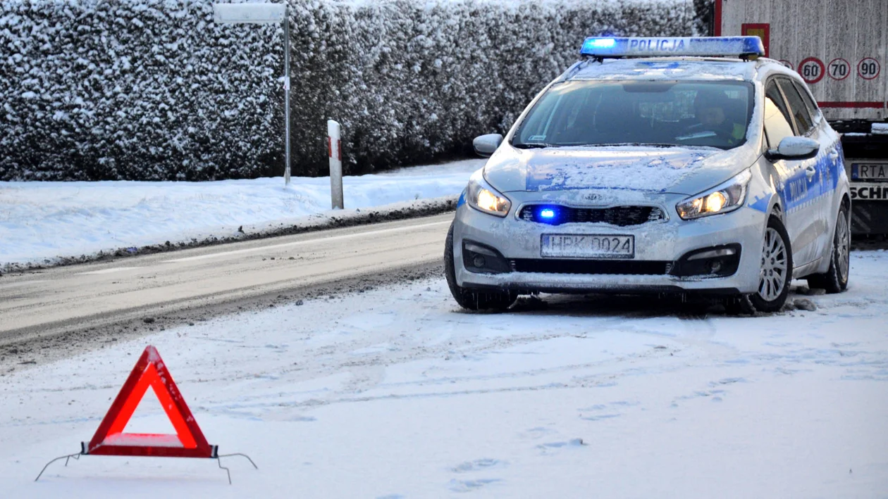 Zderzenie dwóch samochodów w Niwiskach. Ciężarówka w rowie - Zdjęcie główne