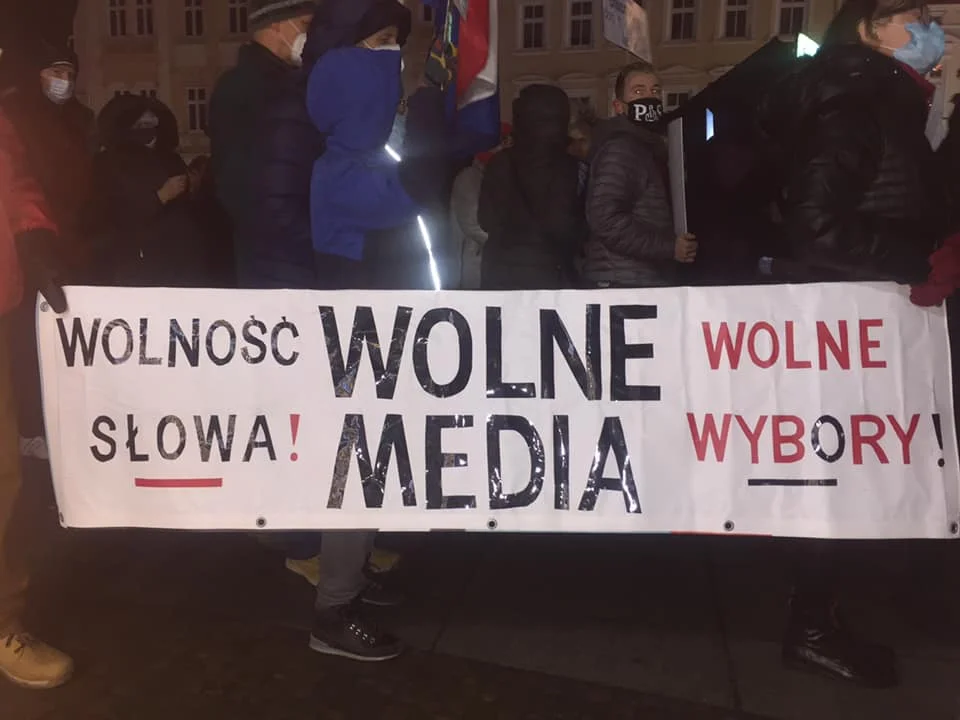 Manifestacje przeciwko "Lex TVN" bez Kolbuszowej. - Bronimy zagrożonej wolności słowa! - mówią demonstranci [ZDJĘCIA, WIDEO, MAPA PROTESTÓW] - Zdjęcie główne