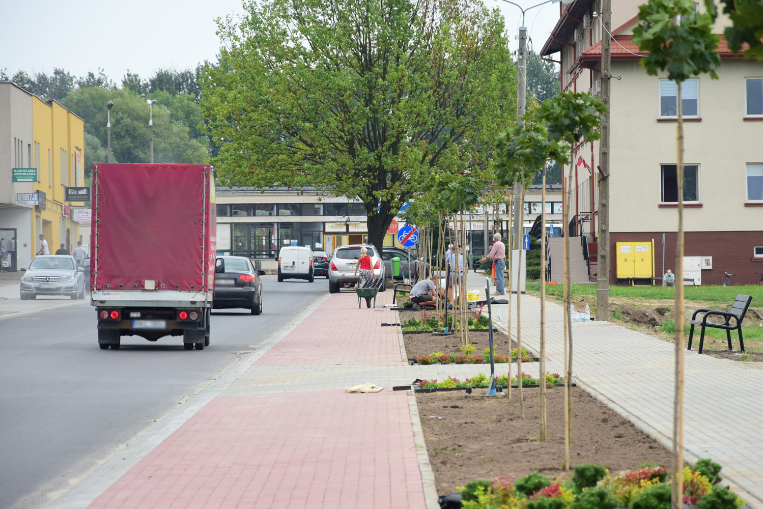 Kolbuszowa. Ulica 11 Listopada po remoncie ze "śpiącym policjantem". W miejscu żywopłotu parkingi i nowa zieleń [ZDJĘCIA] - Zdjęcie główne