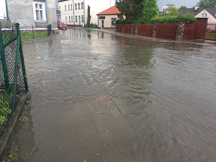 Kolbuszowa. Czytelnik skarży się na zalaną ulice Piłsudskiego [FOTO] - Zdjęcie główne