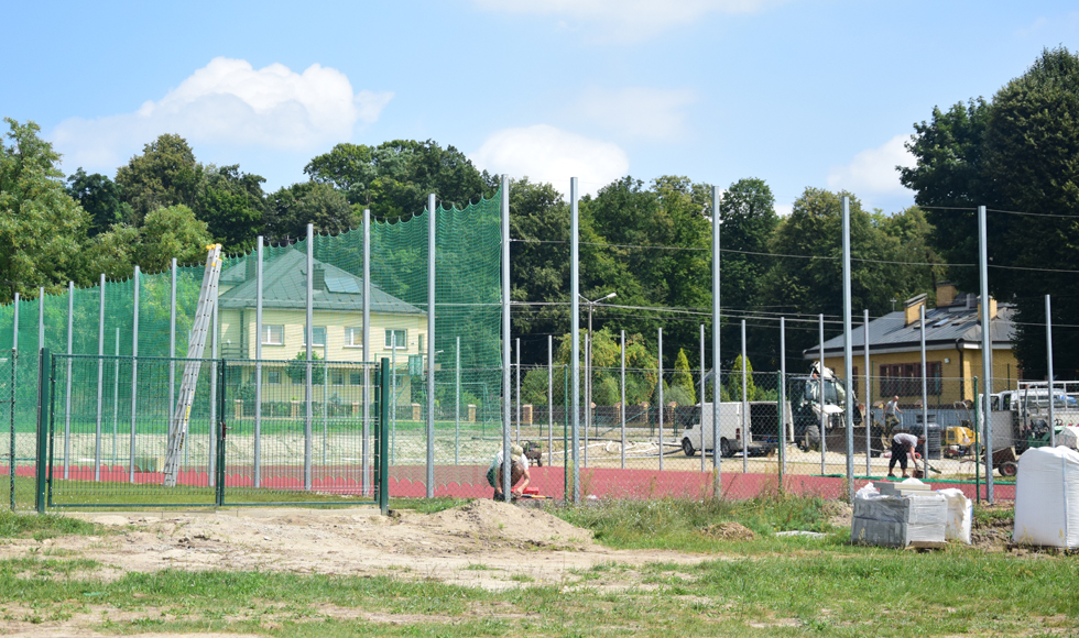 Gmina Cmolas. Ponad pół miliona złotych kosztowało boisko sportowe w Trzęsówce. Uczniowie zagrają tam nie tylko w nogę  - Zdjęcie główne