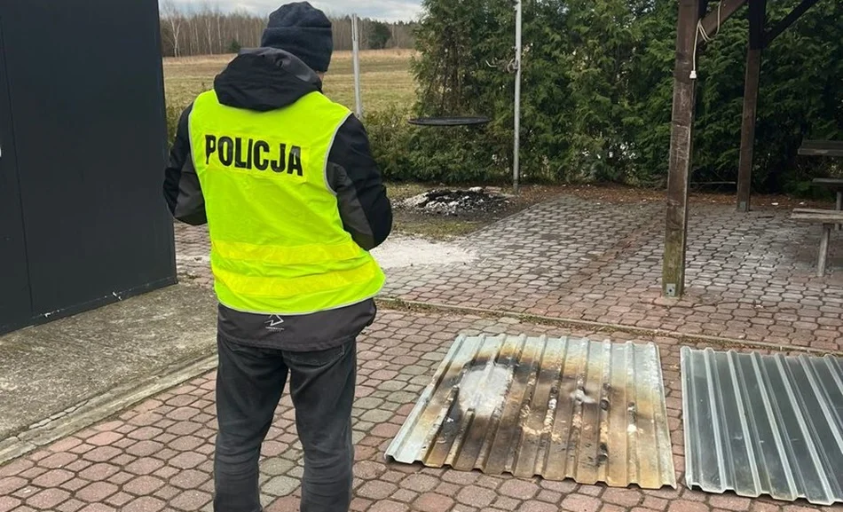 Nastolatkowie zniszczyli stadion w Zarębkach. Zorganizowali imprezę, a potem podpalili ławki [ZDJĘCIA] - Zdjęcie główne