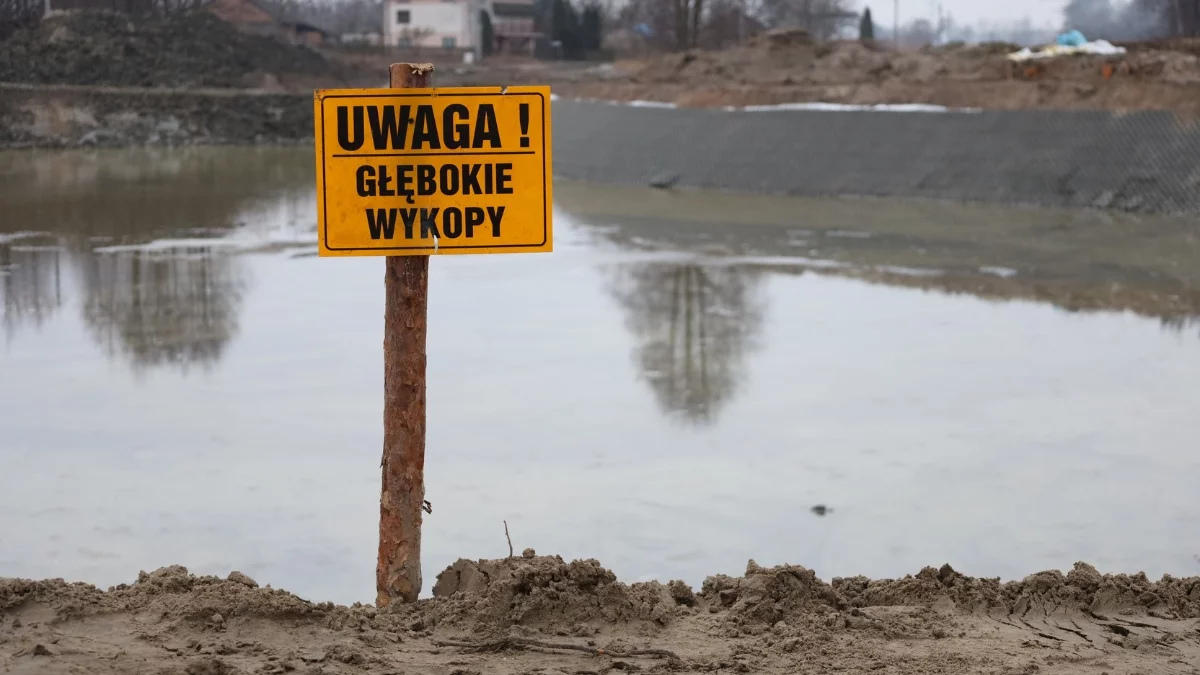 Plac budowy w Kupnie nabiera kształtów. Trwa montaż płyt ażurowych na dnie zbiornika [ZDJĘCIA] - Zdjęcie główne