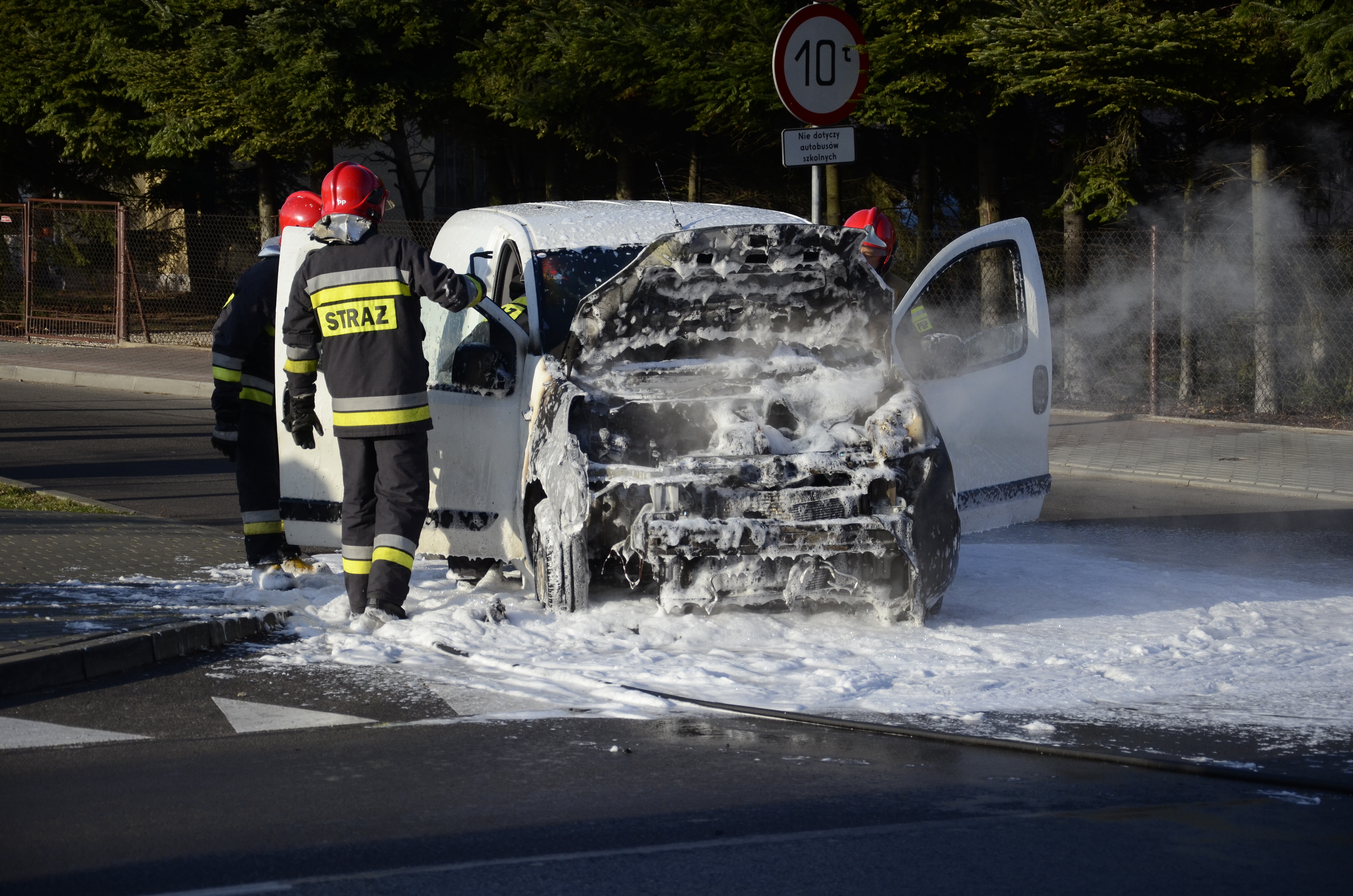 Płonął samochód na jednej z ulic w Kolbuszowej |ZDJĘCIA| - Zdjęcie główne