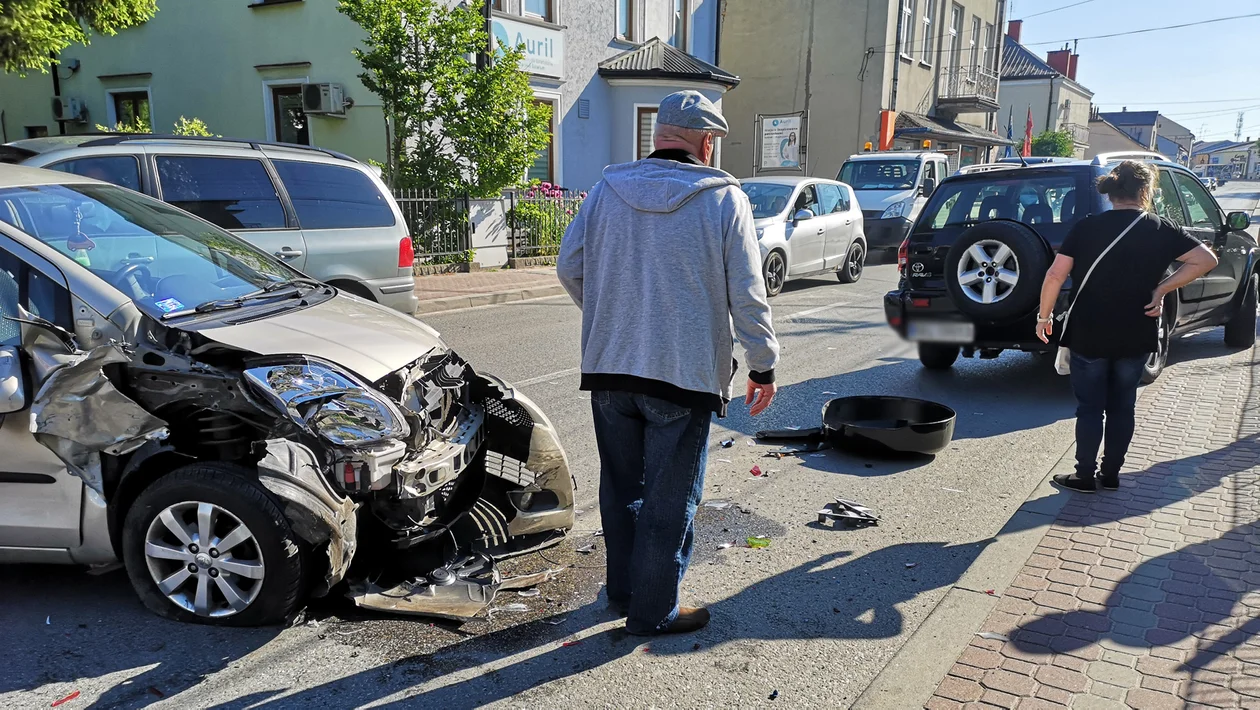 Zderzenie dwóch samochodów na ulicy Obrońców Pokoju w Kolbuszowej [ZDJĘCIA] - Zdjęcie główne