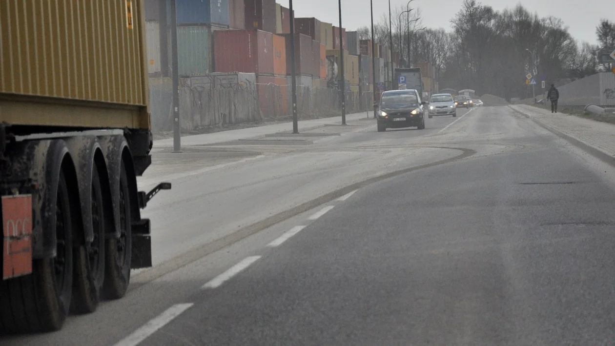 Ulica Ruczki w Kolbuszowej pokryta błotem. - Jest ślisko i niebezpiecznie. Tak to nie powinno wyglądać! - mówi Czytelnik [ZDJĘCIA] - Zdjęcie główne