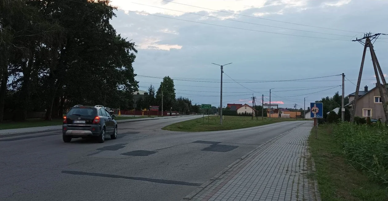 Kiedy w końcu ruszy remont skrzyżowania obok biblioteki w Cmolasie? Nie wszyscy są zadowoleni z propozycji przebudowy - Zdjęcie główne