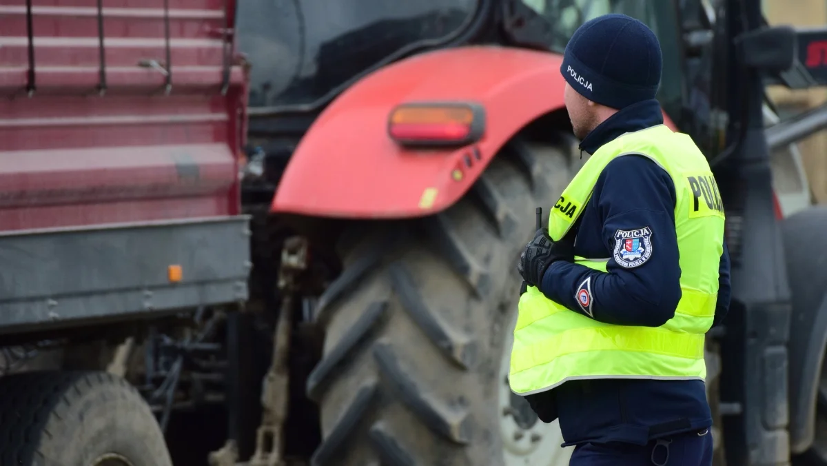 Maszyna rolnicza "uciekła" na ulicę i zderzyła się z samochodem. Niecodzienna kolizja w Woli Raniżowskiej - Zdjęcie główne