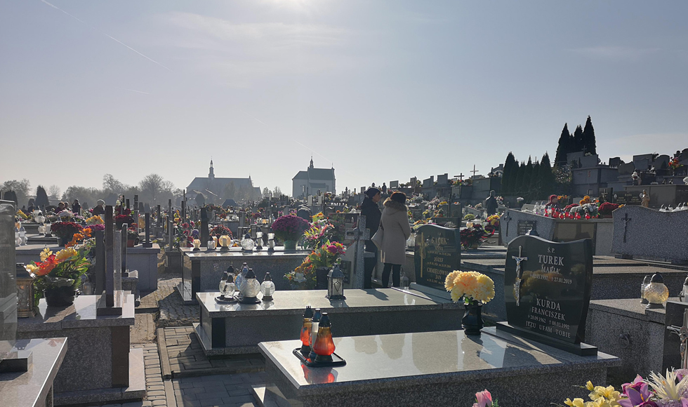 Akt wandalizmu na kolbuszowskim cmentarzu  - Zdjęcie główne