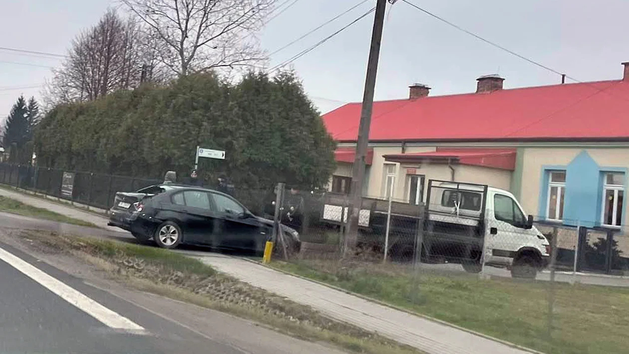 Zderzenie dwóch samochodów w Kolbuszowej Górnej. Policjanci pracują na miejscu - Zdjęcie główne