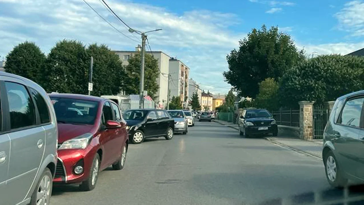 Zakazy przy ul. Zielonej mogą zniechęcić klientów zielonego rynku. Radni dyskutowali o rozwiązaniu problemu natężonego ruchu w dni targowe - Zdjęcie główne