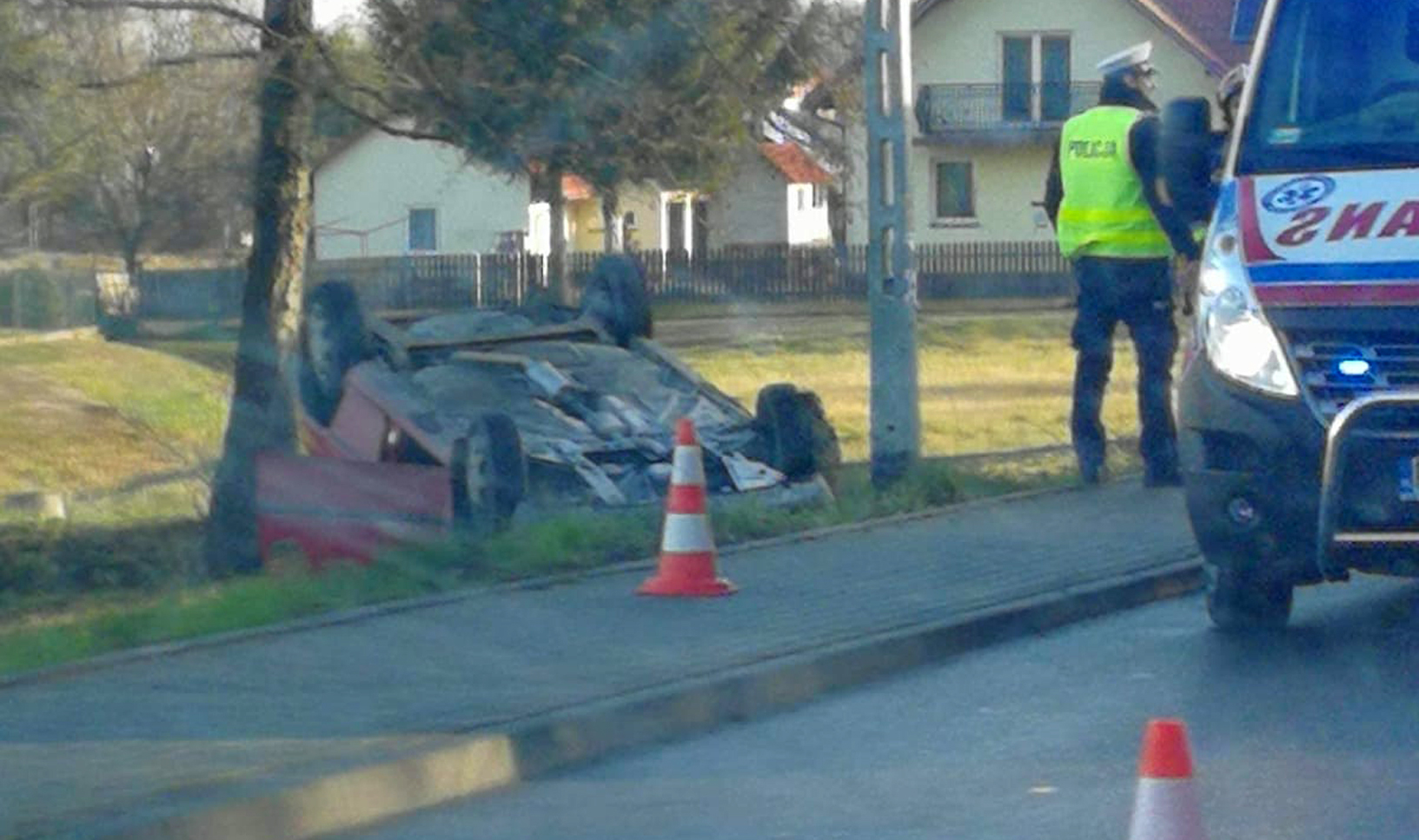 Osobówka dachowała w Niwiskach |ZDJĘCIA| - Zdjęcie główne