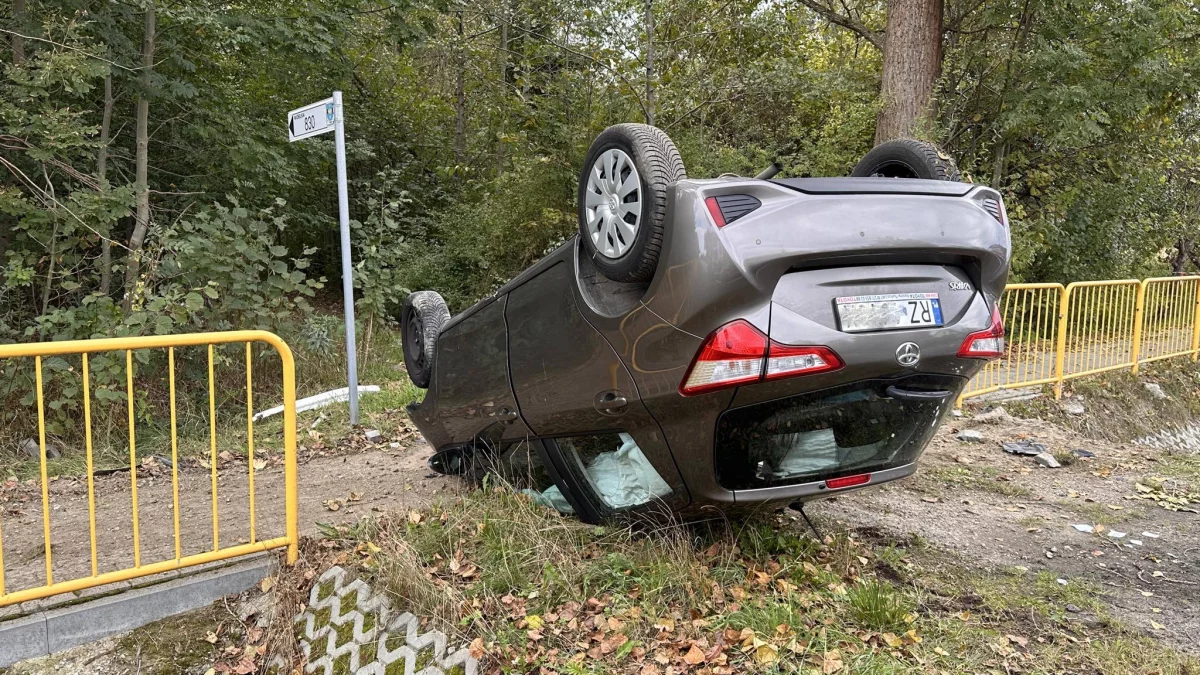 Wypadek w Widełce! Samochód dachował. Kobieta z dzieckiem w szpitalu [ZDJĘCIA] - Zdjęcie główne