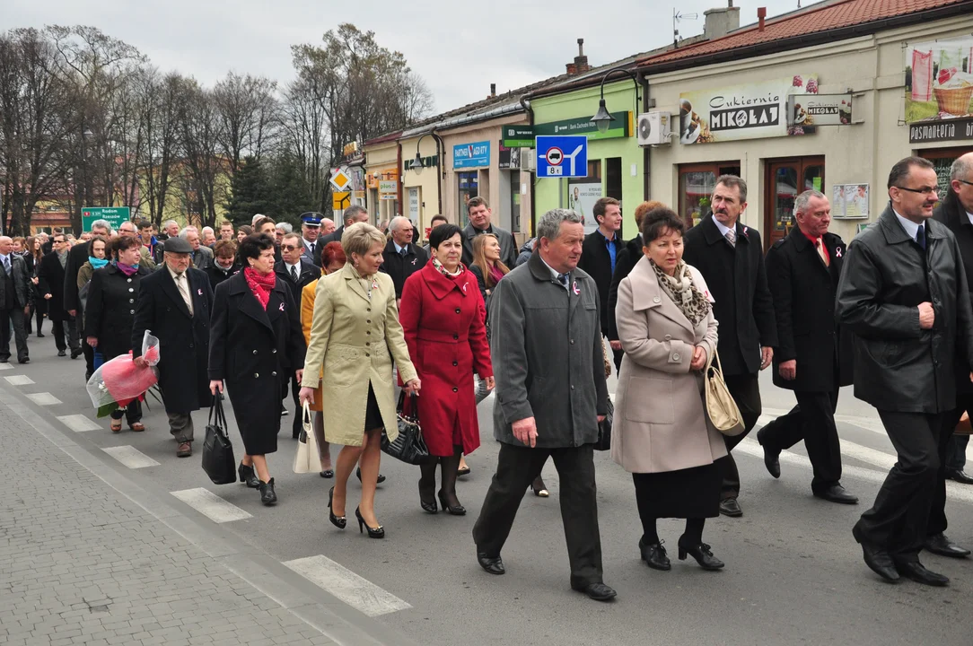 W niedzielę w Kolbuszowej obchody 12. rocznicy katastrofy smoleńskiej. Zobacz zdjęcia z odsłonięcia pomnika z 2014 roku [ZDJĘCIA] - Zdjęcie główne