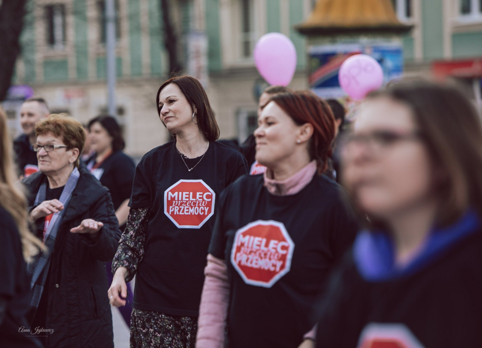 Z REGIONU. Tańczyli aby zwrócić uwagę na problem przemocy seksualnej [FOTO, VIDEO] - Zdjęcie główne