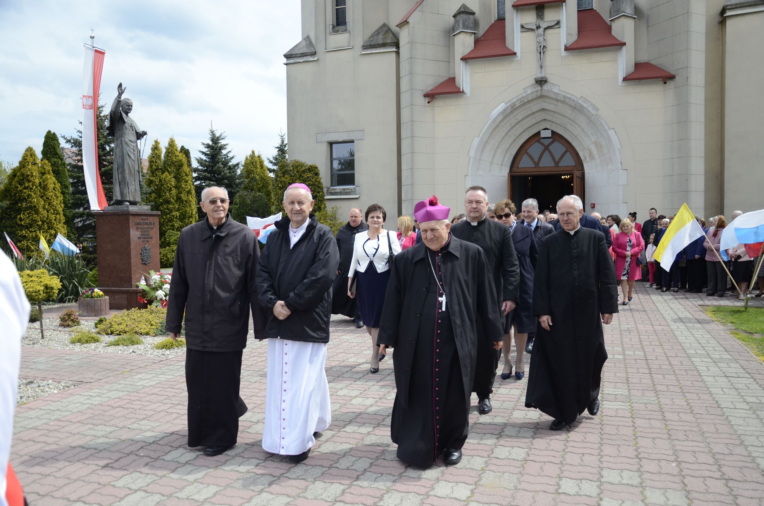 Szkoła Podstawowa w Woli Raniżowskiej, od czwartku, 9 maja, nosi imię biskupa Jana Ozgi [ZDJĘCIA] - Zdjęcie główne