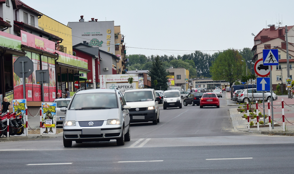 Kolbuszowa. Kierowcy mają w nosie znaki ustawione na ul. 11 Listopada. Mieszkańcy oczekują interwencji policji - Zdjęcie główne