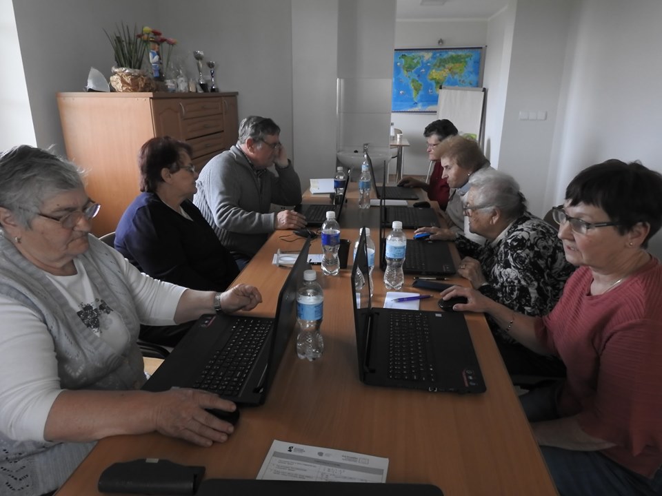 Siedmiu seniorów z gminy Dzikowiec postanowiło pójść z duchem czasu i wzięli oni udział w projekcie "E-Senior" - Zdjęcie główne