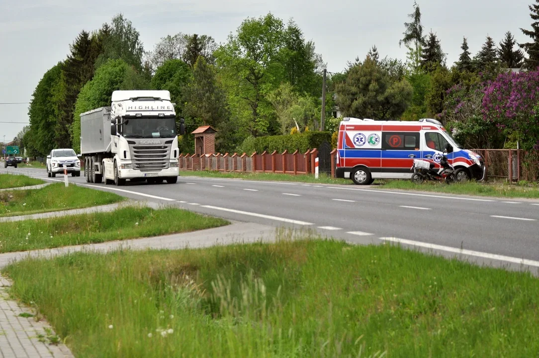 Policja o wczorajszym wypadku na DK9 w Kolbuszowej Górnej. Ranny został kierowca skutera. Policjanci szukają samochodu  - Zdjęcie główne