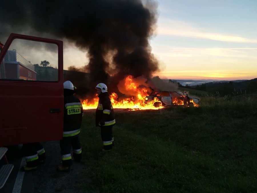 Wiadomości z Podkarpacia. Policjanci pomogli mężczyźnie, którego samochód płonął - Zdjęcie główne