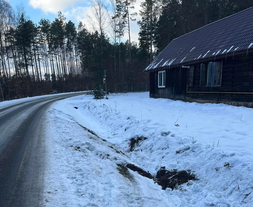 Droga do autostrady A4 śliska i oblodzona, ale tylko na terenie gminy Niwiska. Zarząd dróg rozkłada ręce - Zdjęcie główne