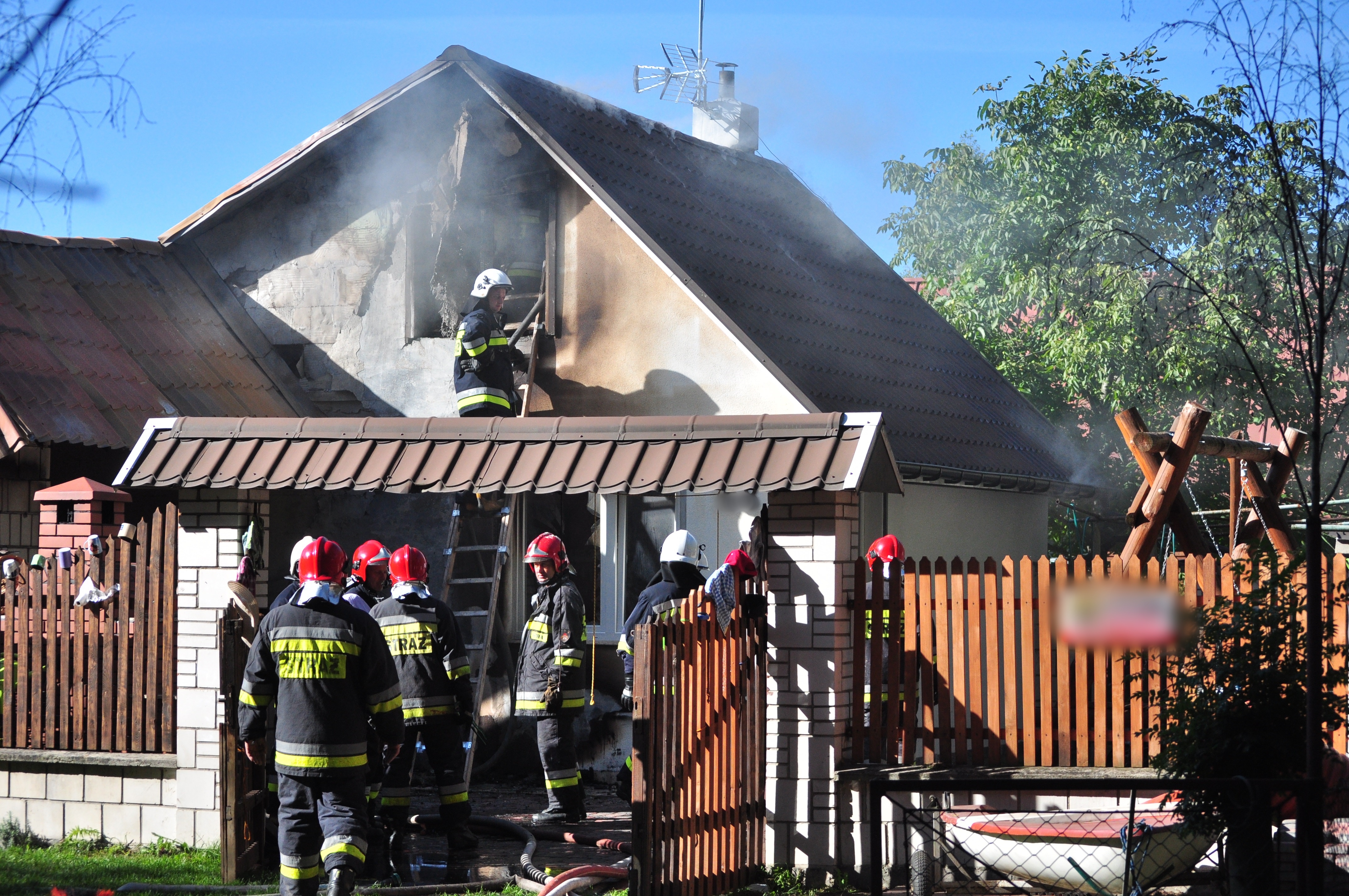 W Wilczej Woli zapalił się domek letniskowy. 27 strażaków walczyło z ogniem przez cztery i pół godziny - Zdjęcie główne