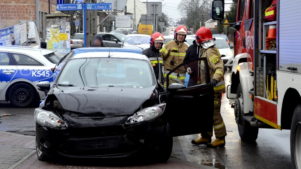 Zderzenie trzech samochodów na ul. Obrońców Pokoju w Kolbuszowej [AKTUALIZACJA - ZDJĘCIA] - Zdjęcie główne