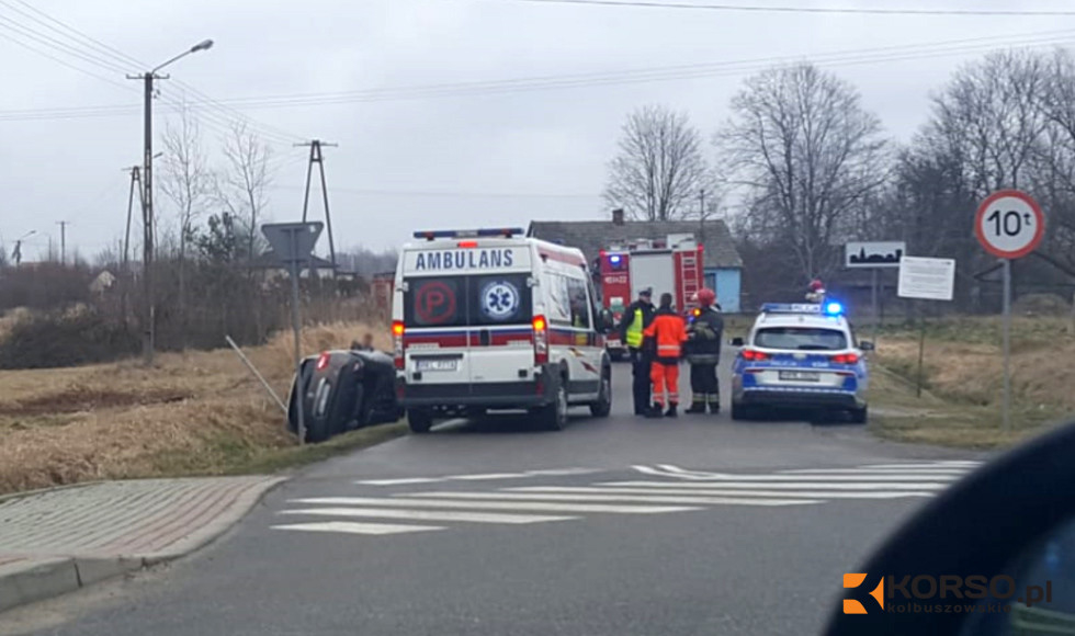 GMINA KOLBUSZOWA. Zatrzymała się w rowie  - Zdjęcie główne