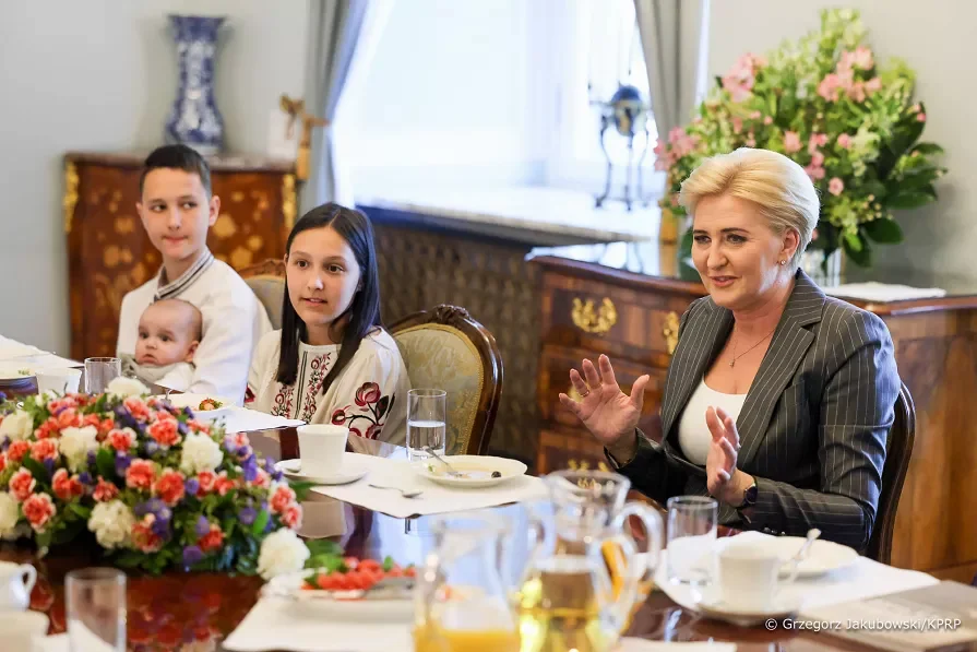 Jedenastoosobowa rodzina mieszkająca w Kolbuszowej z wizytą w pałacu prezydenckim [ZDJĘCIA] - Zdjęcie główne