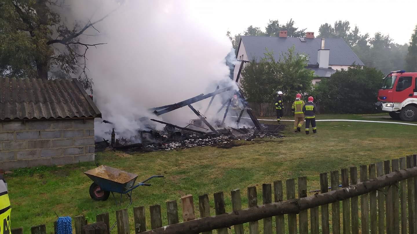 Pożar w Porębach Dymarskich od uderzenia pioruna - Zdjęcie główne