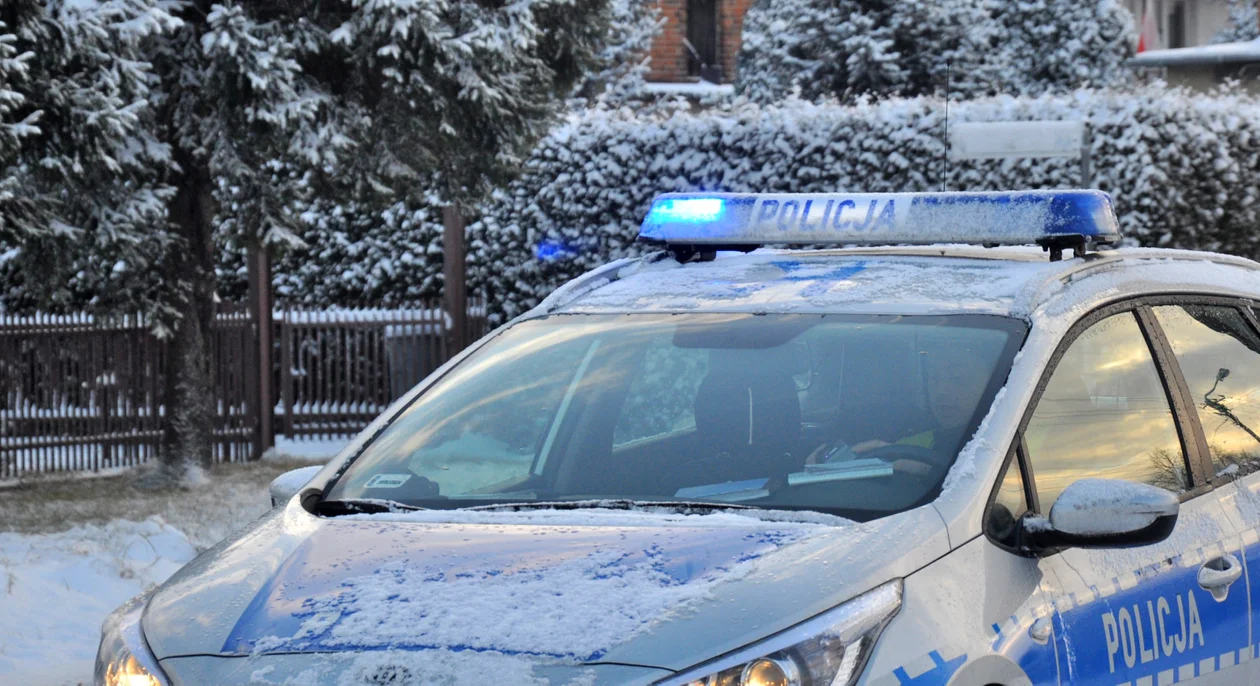 Jeden kierowca wjechał w znak, a drugi w krawężnik. Policja podsumowała ostatni tydzień. Sprawdzamy, ile było wypadków i kolizji na drogach naszego powiatu - Zdjęcie główne