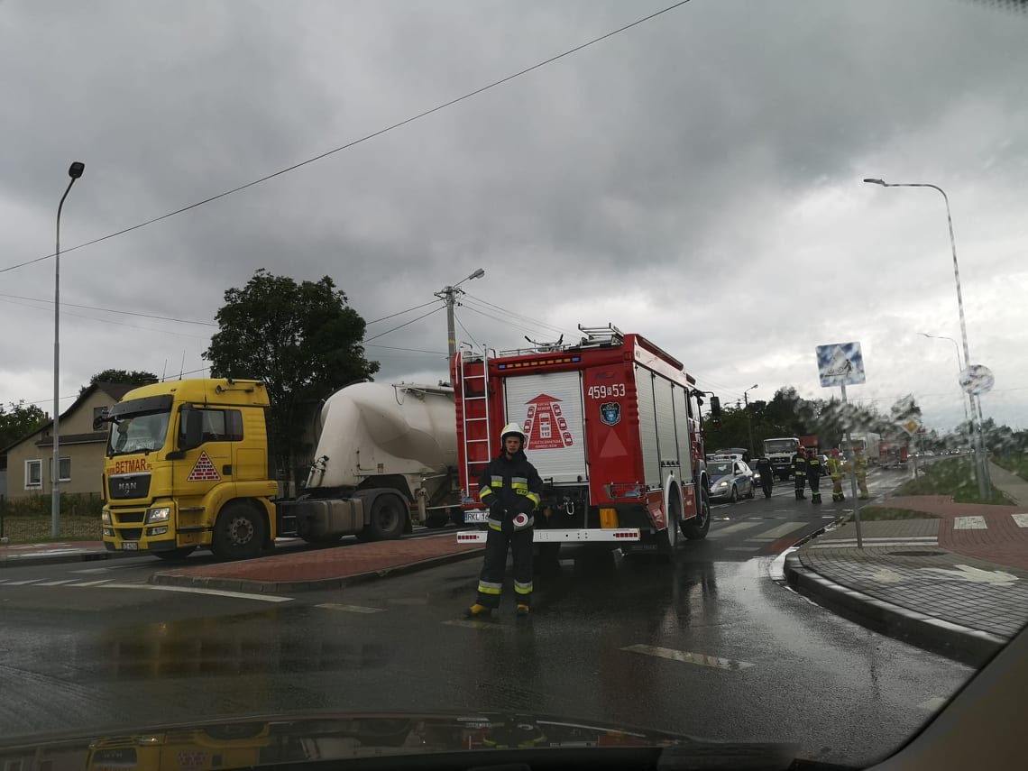 Utrudnienia na krajowej dziewiątce. Śmierdząca substancja na drodze - Zdjęcie główne