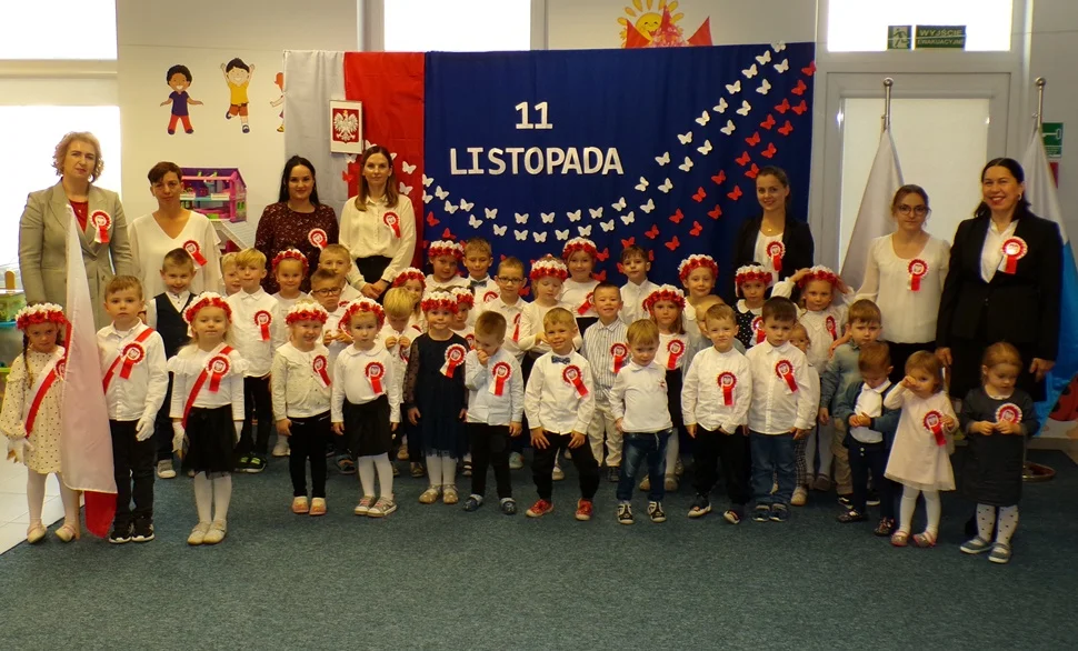 Maluchy ze Słonecznego Zakątka w Kolbuszowej w barwach Polski. Przedszkolne tradycje w Święto Niepodległości - Zdjęcie główne