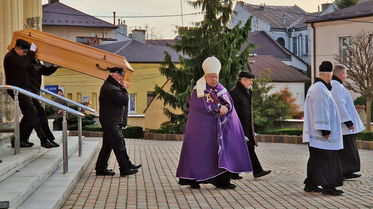 Pogrzeb Barbary Frączek w Kolbuszowej. To ona wraz z posłami zawiesiła krzyż w Sejmie - Zdjęcie główne