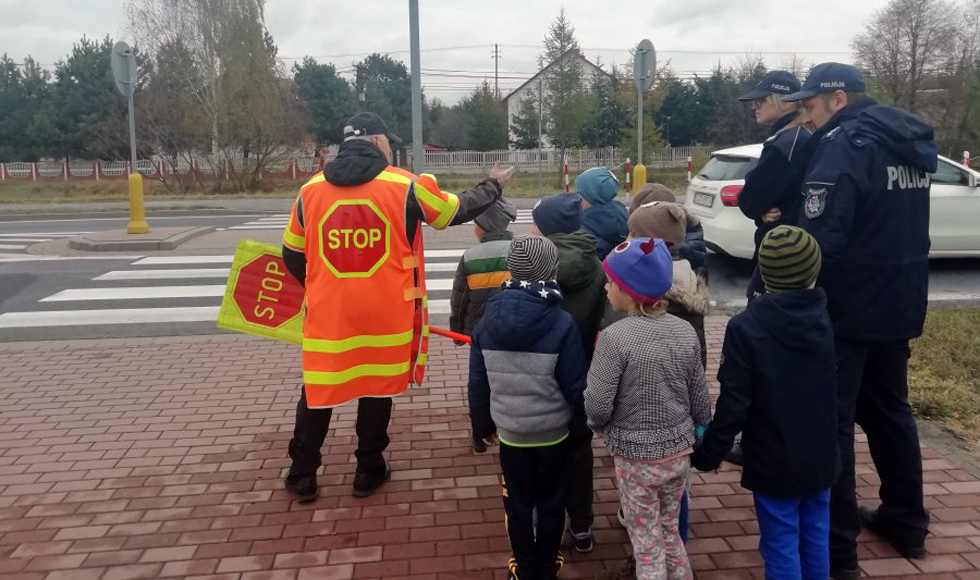 Policja w szkole w Kolbuszowej Górnej. Mundurowi uczyli uczniów m.in. jak przechodzić przez jezdnię - Zdjęcie główne