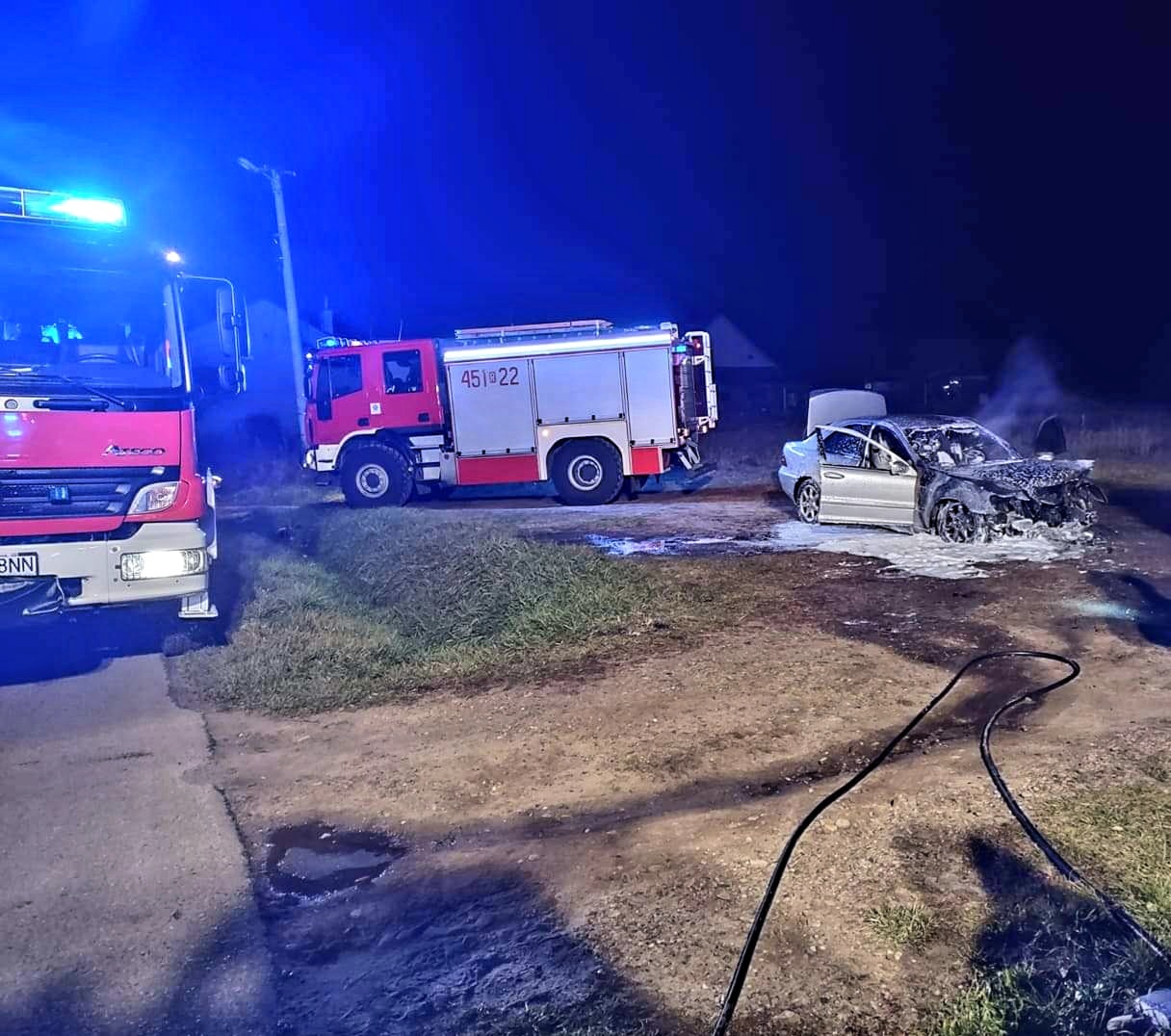 Pożar w Brzostowej Górze. Ogień strawił samochód - Zdjęcie główne