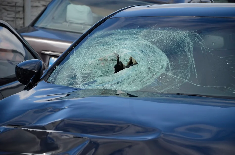 Zdjęcia samochodu, które brało udział w wypadku śmiertelnym w Komorowie. Pojazd został zabezpieczony na policyjnym parkingu.