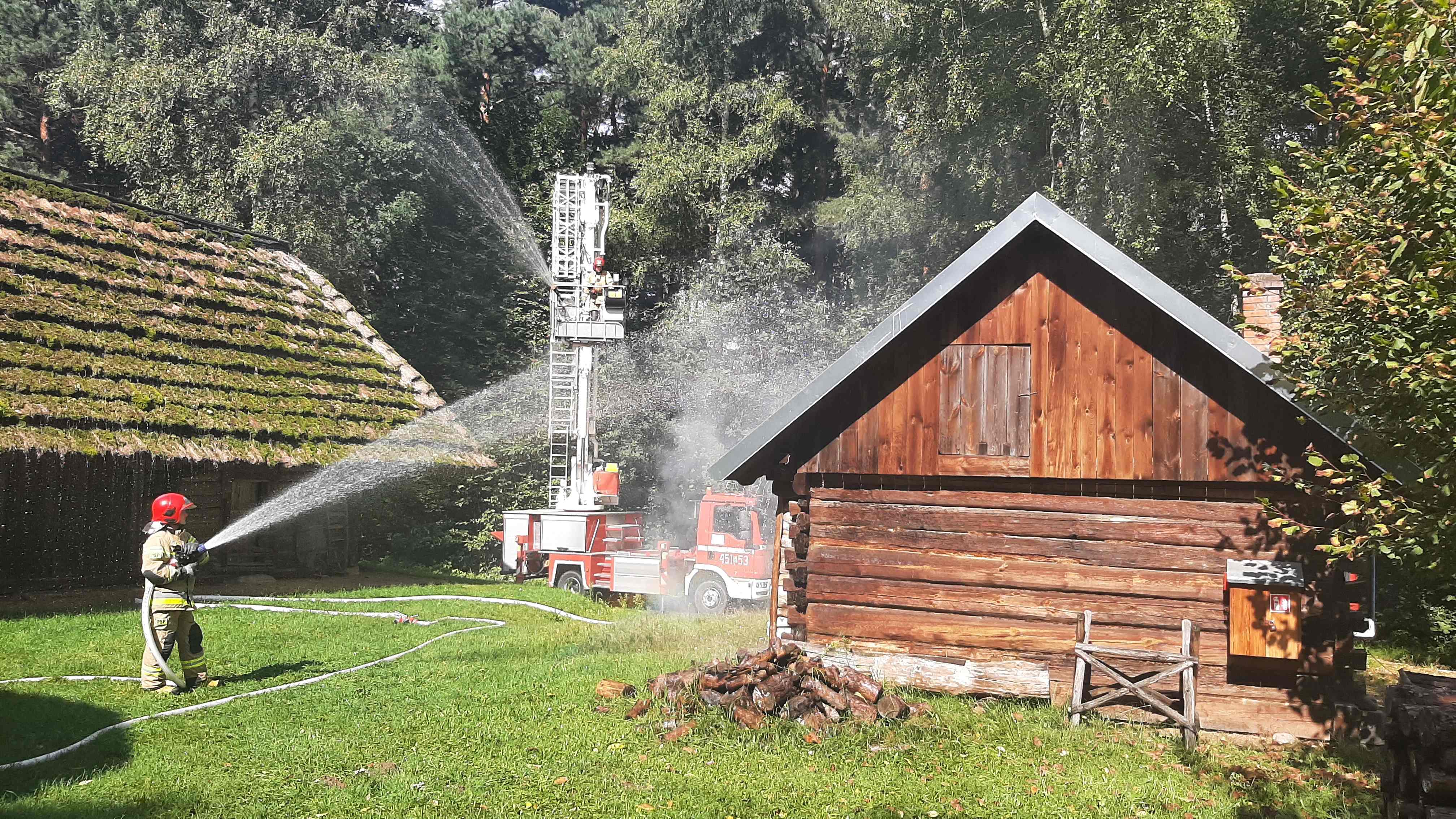 Pożar na skansenie w Kolbuszowej. Ćwiczenia strażaków [ZDJĘCIA] - Zdjęcie główne