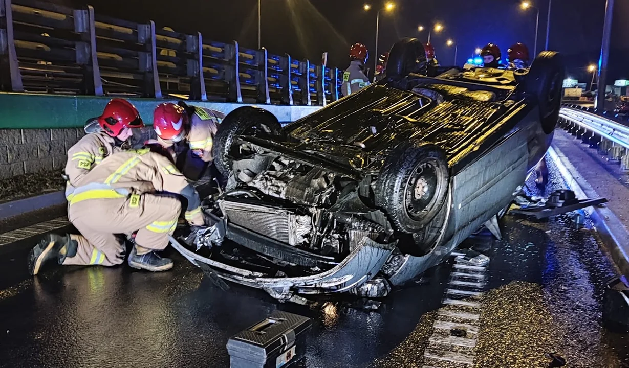 Dachowanie samochodu na trasie Kolbuszowa - Rzeszów w Głogowie Małopolskim. Zobacz nagranie!  - Zdjęcie główne