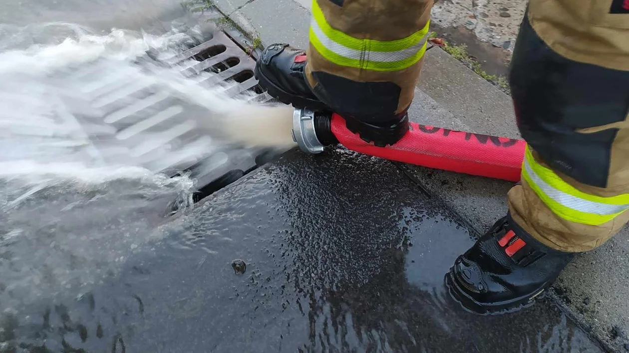 Pracowita środa dla kolbuszowskich strażaków. 35 interwencji po przejściu burzy. Najbardziej ucierpiała Kolbuszowa [ZDJĘCIA] - Zdjęcie główne