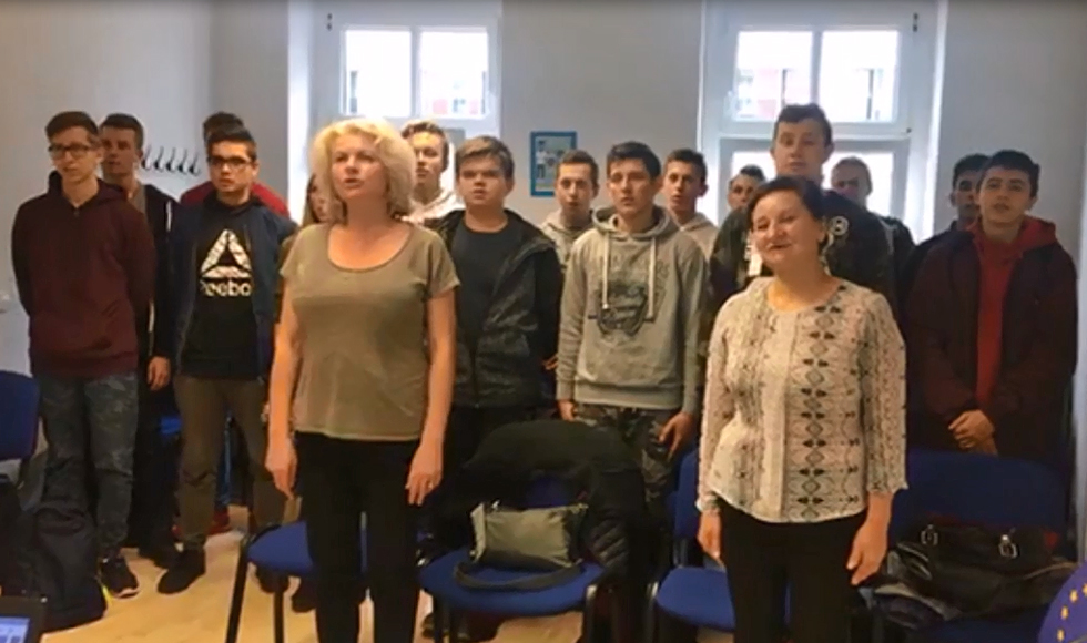 Uczniowie ZST Kolbuszowa także odśpiewali hymn narodowy. Zrobili to w Niemczech | WIDEO | - Zdjęcie główne